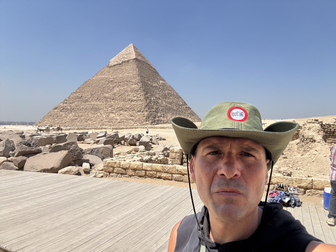 Giampiero davanti alla piramide di Chefren