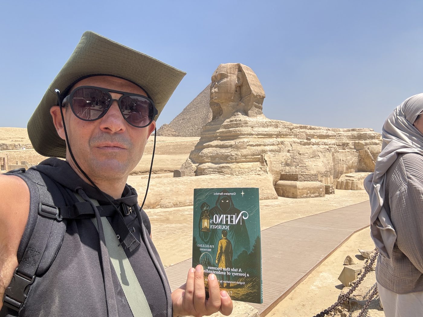 Giampiero con il libro accanto alla Sfinge