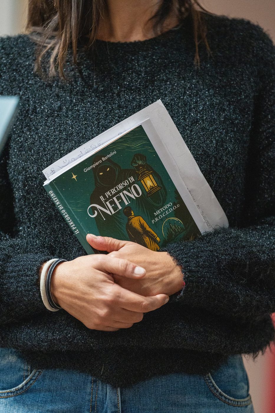 Una lettrice con il libro in mano