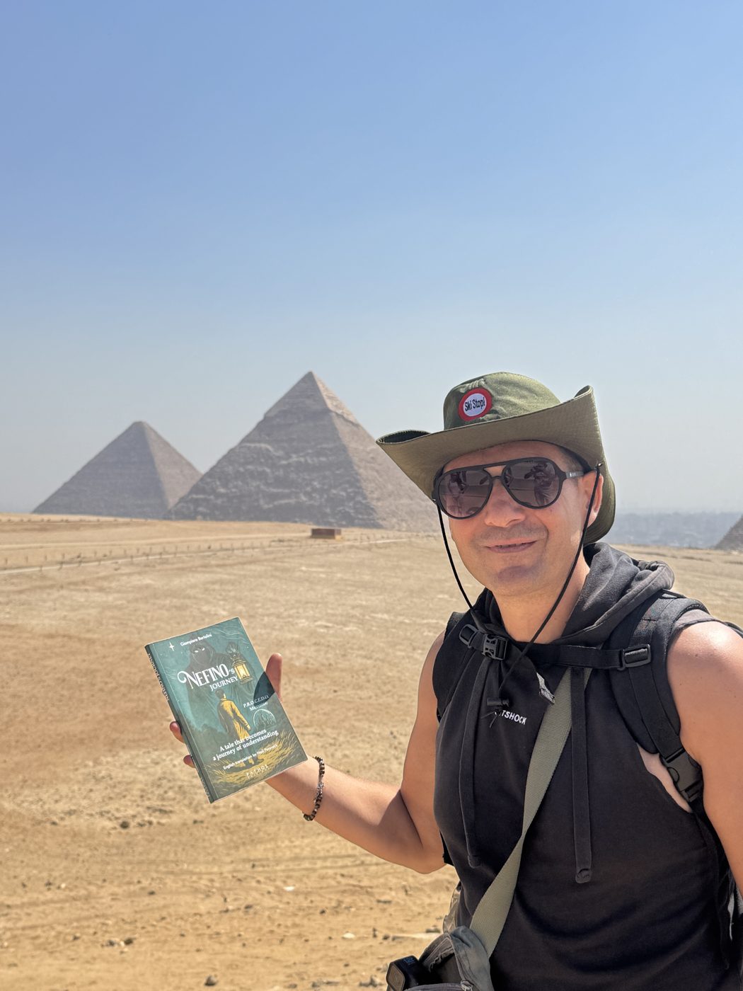 Giampiero con il libro davanti alle piramidi di Giza